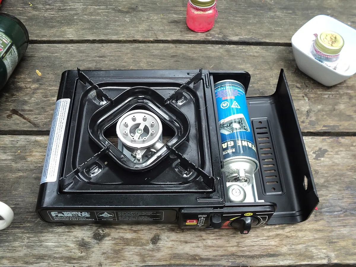Portable butane stove + 2 cans