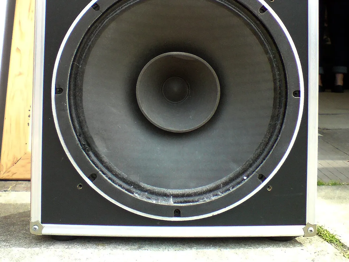 Sound system 2×12" powered + mixer
