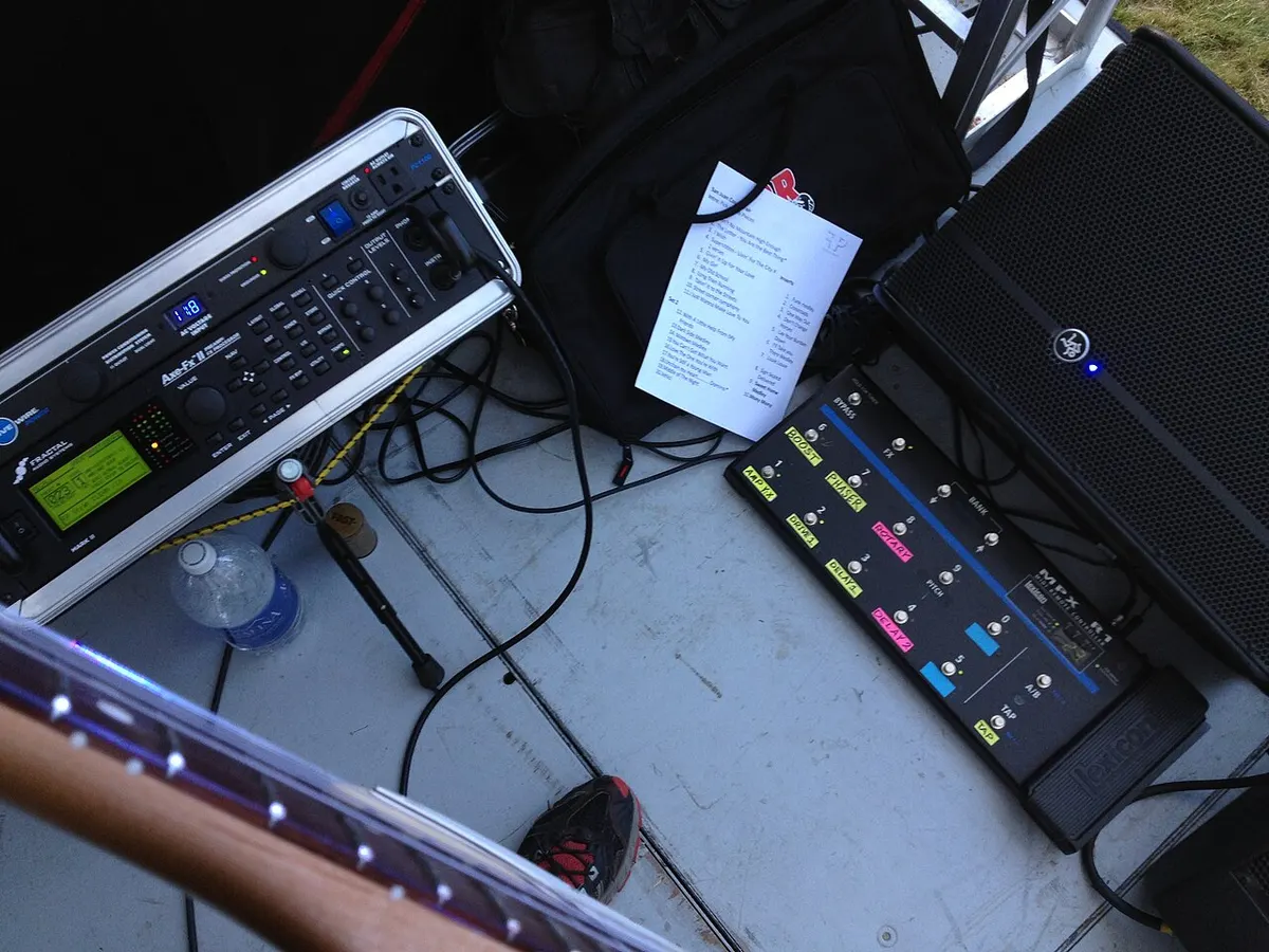 Sound system 2×12" powered + mixer, photo 2