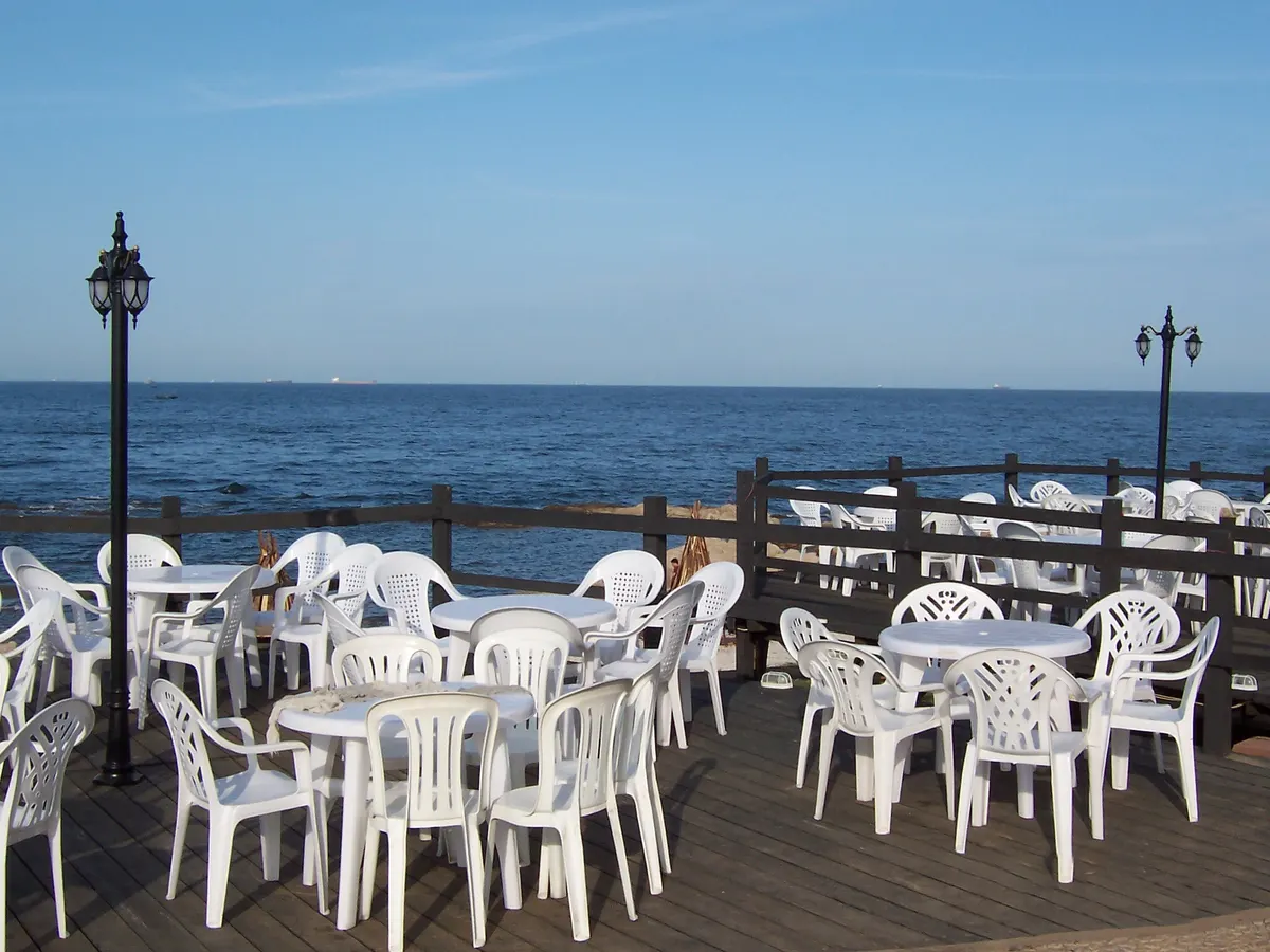 Monobloc chairs ×6, puti