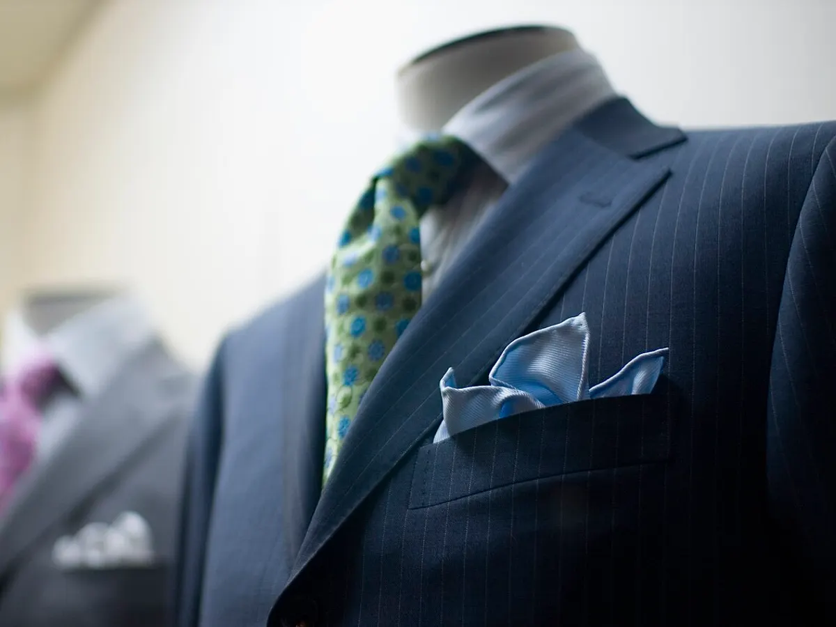 Men's suit, navy (40R)