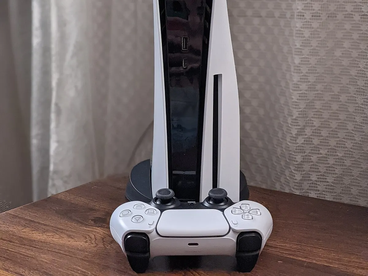 PS5 + 2 controllers + 3 games, photo 2
