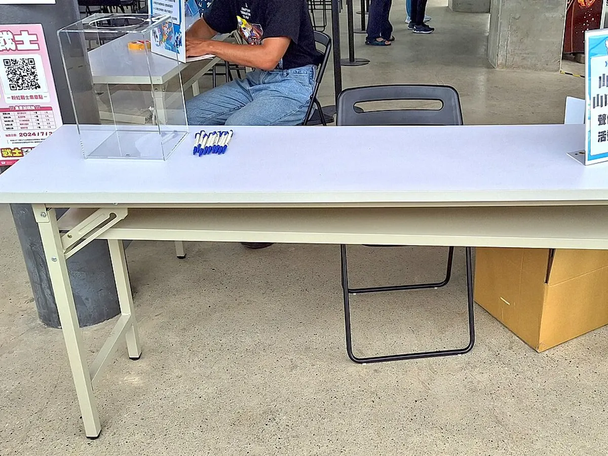 Folding tables 6 ft ×4